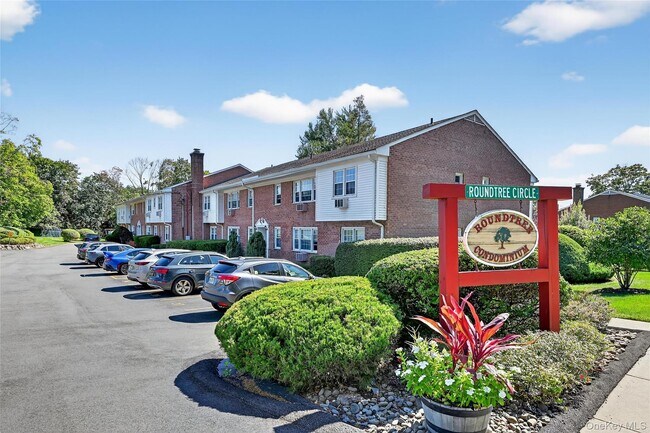 16 Roundtree Cir in Orangetown, NY - Building Photo - Building Photo
