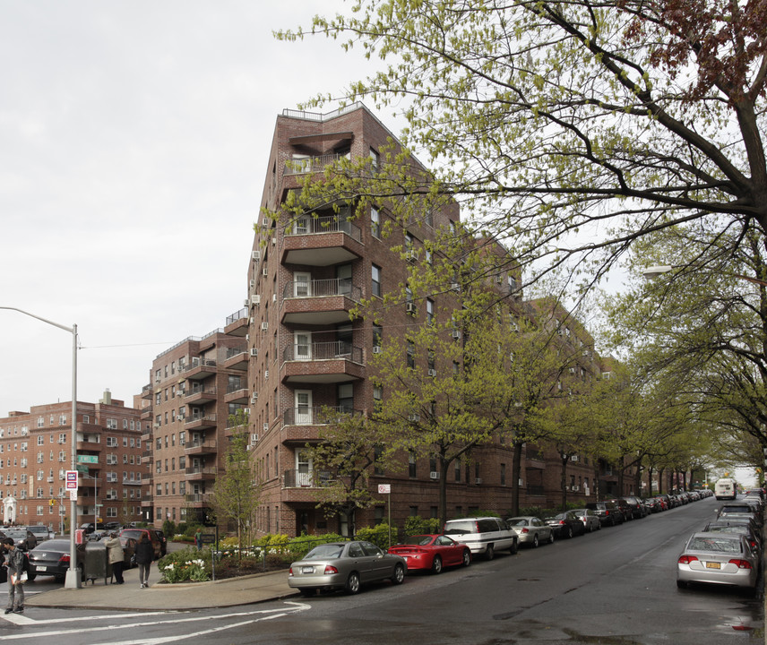 The Hyde Park in Forest Hills, NY - Building Photo