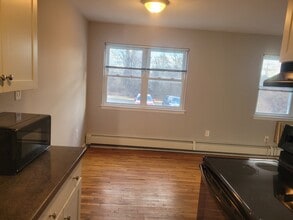 56 Manchester Ct, Unit Apt B in Freehold, NJ - Building Photo - Building Photo