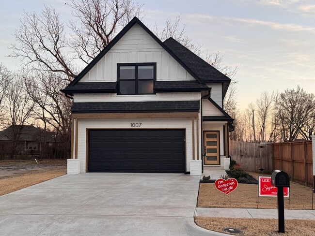 property at 1007 E Delmar Pl