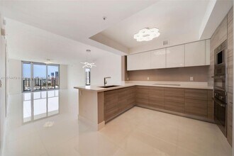 300 Sunny Isles Blvd, Unit #2103 in Sunny Isles Beach, FL - Foto de edificio - Building Photo