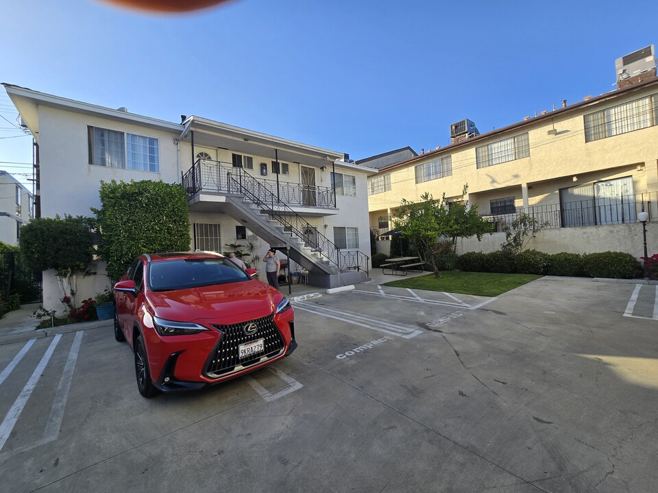 335 E Providencia Ave, Unit 337 apt C in Burbank, CA - Building Photo