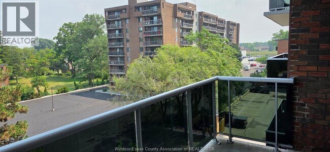3905 Riverside Dr in Windsor, ON - Building Photo - Building Photo