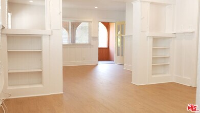 843 N Coronado St in Los Angeles, CA - Foto de edificio - Building Photo