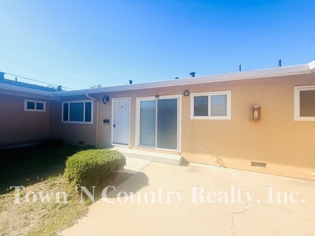 215 W Alvin Dr in Salinas, CA - Building Photo - Building Photo