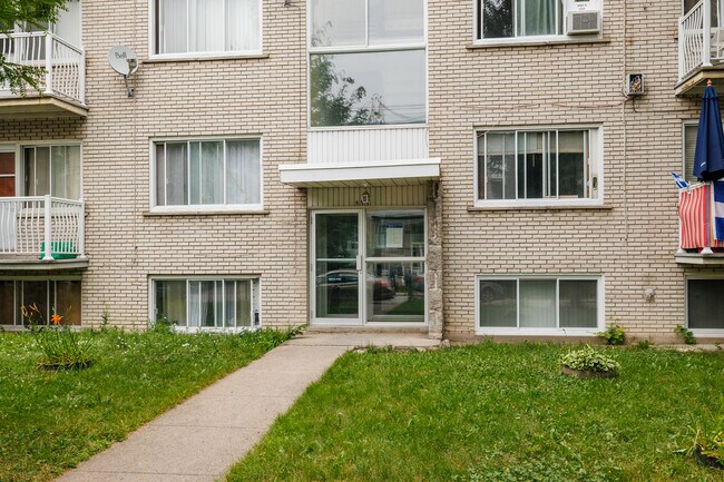 599 81E Av in Laval, QC - Building Photo - Building Photo