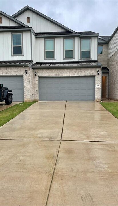 2725 Woodall Dr in Cedar Park, TX - Building Photo