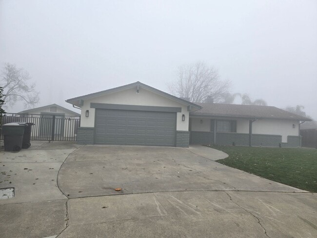 2329 Michael Cir in Hanford, CA - Building Photo - Building Photo