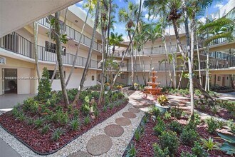 8035 SW 107th Ave in Miami, FL - Building Photo - Building Photo