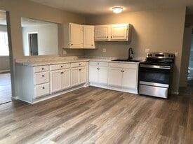 15 Pineview Ave in Glenburn, ME - Building Photo