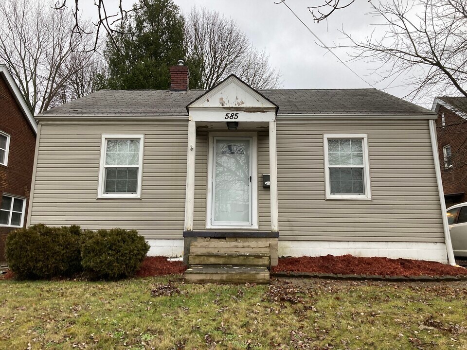 585 Brittain Rd in Akron, OH - Building Photo