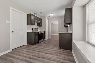 15311 Old Creek Rd in Houston, TX - Building Photo - Building Photo