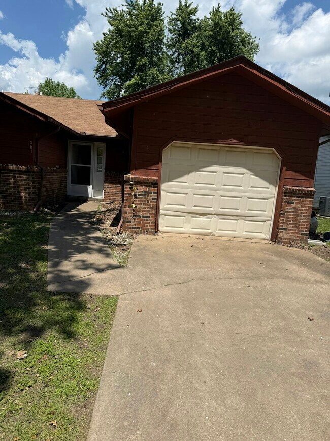 561 Scott St in Carthage, MO - Building Photo - Building Photo
