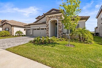 11014 Rustic Timber Lp in Zephyrhills, FL - Building Photo - Building Photo