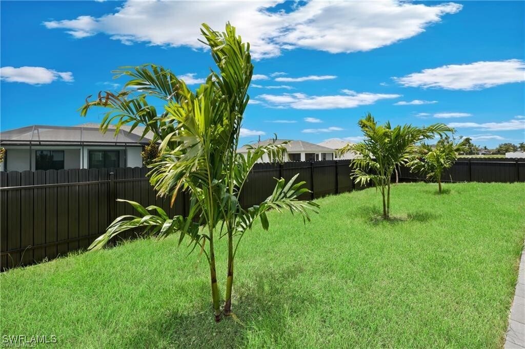 310 Diplomat Pkwy E in Cape Coral, FL - Foto de edificio