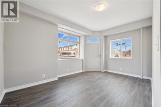 906 King St E in Cambridge, ON - Building Photo - Building Photo