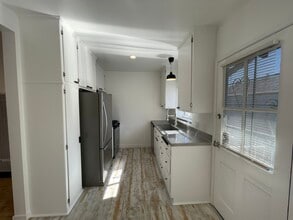 11672 Oxnard St, Unit 11672 in Los Angeles, CA - Building Photo - Building Photo