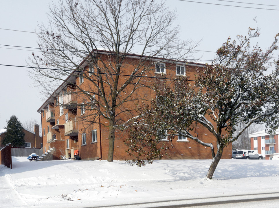 525 Parkside Dr in Waterloo, ON - Building Photo