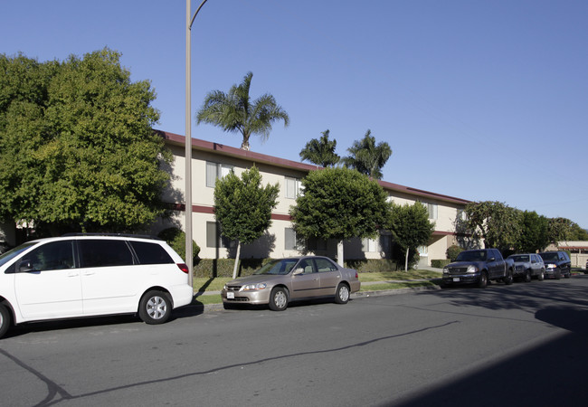 Pickwick Manor Apartments in Tustin, CA - Building Photo - Building Photo