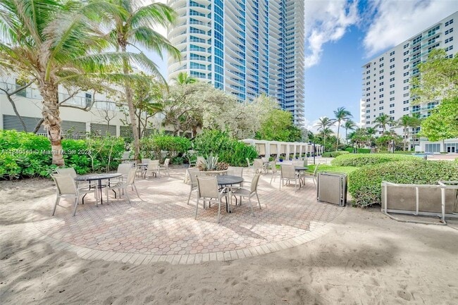 3001 S Ocean Dr in Hollywood, FL - Building Photo - Building Photo