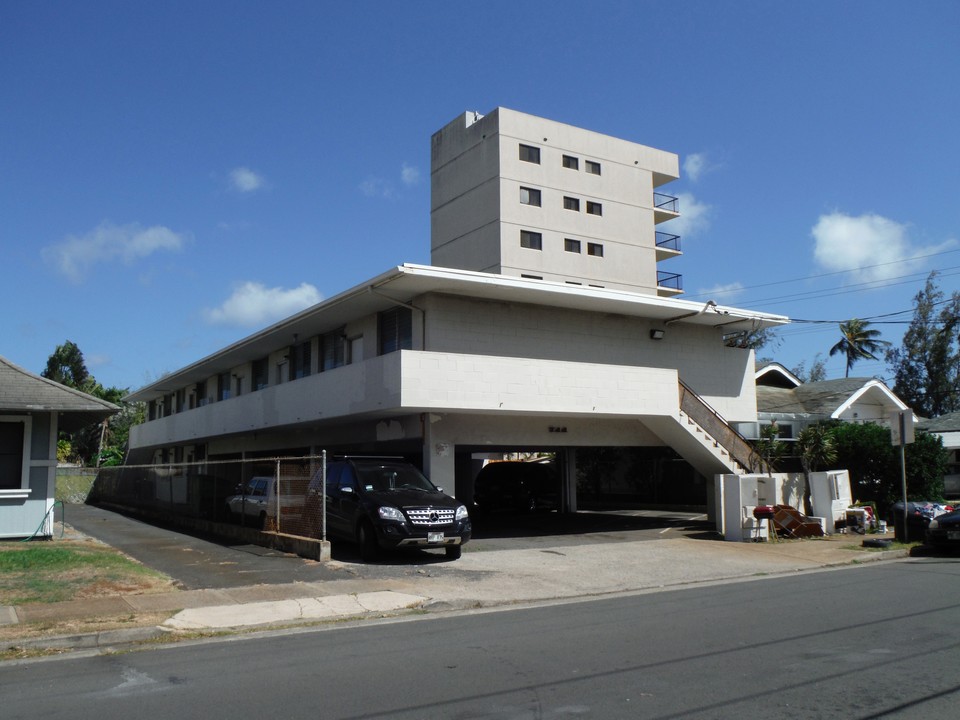 711 Makaleka Ave in Honolulu, HI - Building Photo