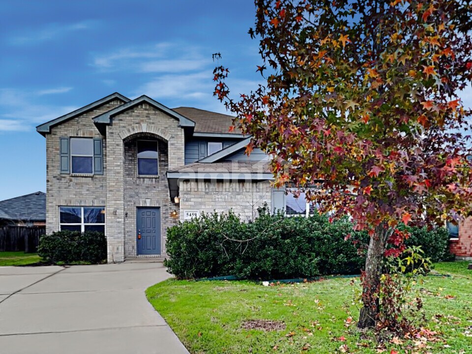 5459 Montague Ln in Grand Prairie, TX - Foto de edificio