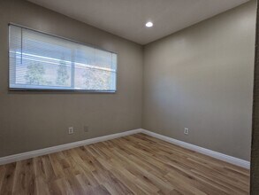 671 S College Ave in Claremont, CA - Foto de edificio - Building Photo