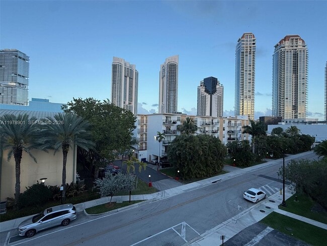 18001 N Bay Rd in Sunny Isles Beach, FL - Building Photo - Building Photo