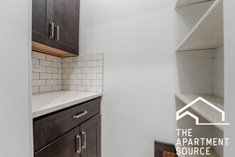 652 W Buckingham Pl, Unit 2e in Chicago, IL - Building Photo - Building Photo