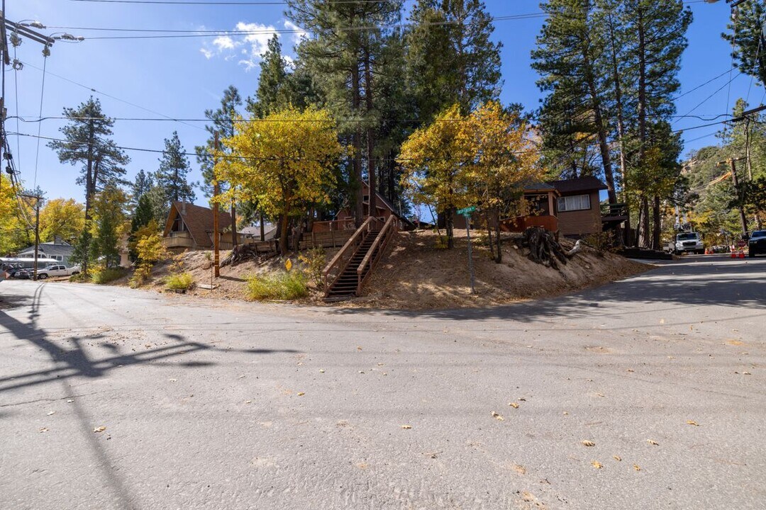 2242 Deep Creek Dr in Running Springs, CA - Building Photo