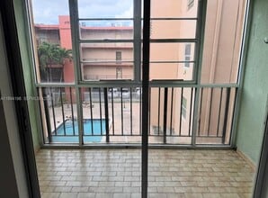 6055 W 19th Ave in Hialeah, FL - Foto de edificio - Building Photo