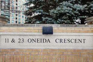 11 Oneida Crescent in Richmond Hill, ON - Building Photo