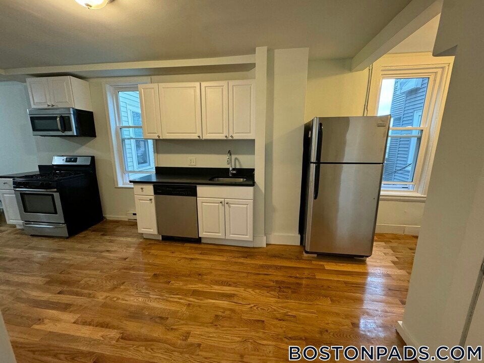 506 E Broadway, Unit 4 in Boston, MA - Building Photo