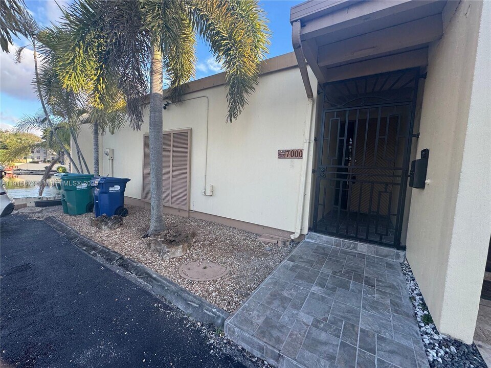 7000 Crown Gate Ct in Miami Lakes, FL - Building Photo