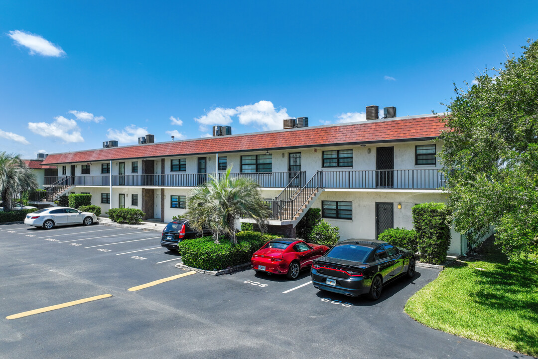 Riverview Manor in Cocoa Beach, FL - Foto de edificio