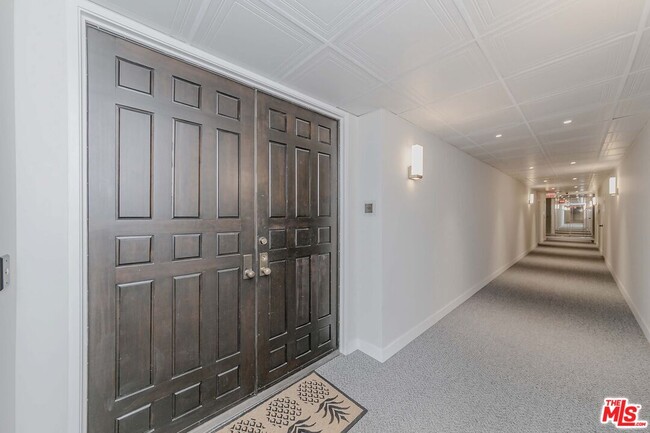 4460 Wilshire Blvd in Los Angeles, CA - Foto de edificio - Building Photo