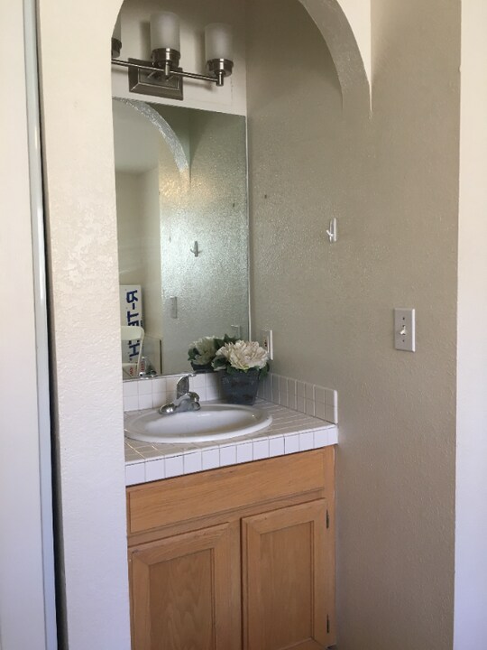 1234 E Courtney Pl in Fort Mohave, AZ - Foto de edificio