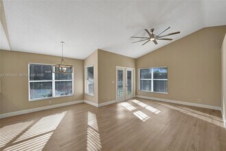 9012 Lake Park Cir S in Davie, FL - Foto de edificio - Building Photo