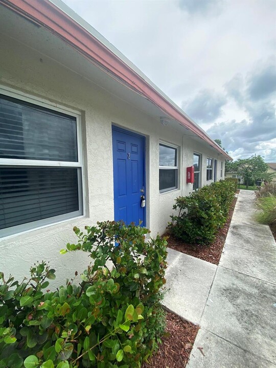 820 14th St, Unit 2 in West Palm Beach, FL - Building Photo