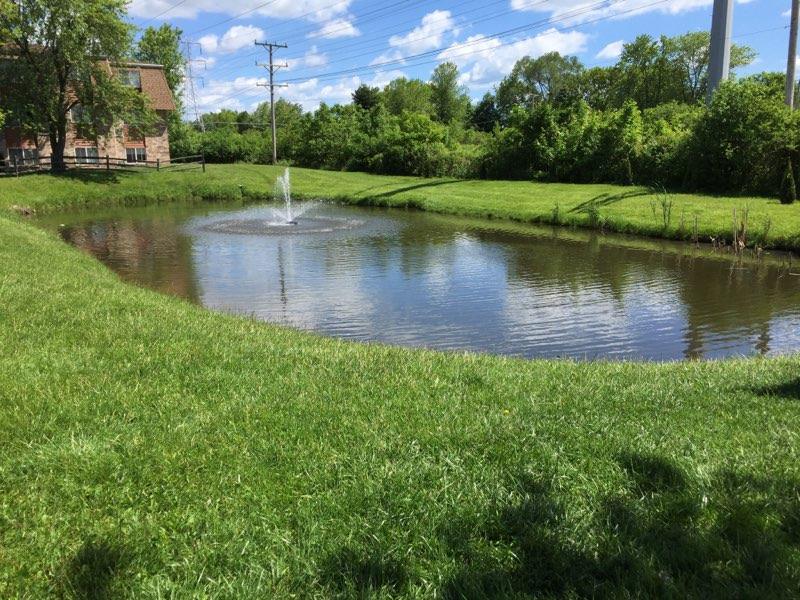 Hinkston Pond Apartments in Waukegan, IL - Building Photo