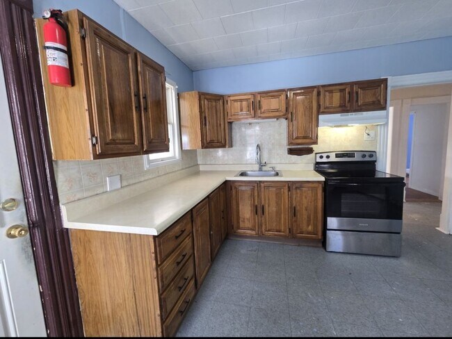 32 Charles St, Unit 2 in Holyoke, MA - Foto de edificio - Building Photo