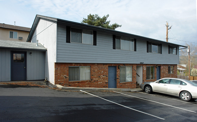 1043-1047 Lookingglass Rd in Roseburg, OR - Building Photo - Building Photo