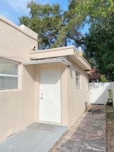 5835 SW 4th St-Unit -C in Miami, FL - Foto de edificio - Building Photo