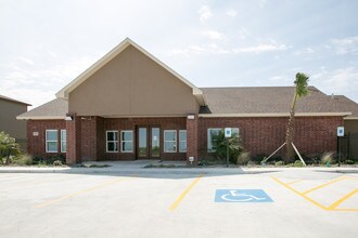 Manhattan Apartments in Corpus Christi, TX - Foto de edificio - Building Photo