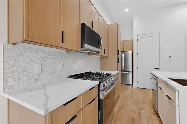 2080 Kelly Ave in Dallas, TX - Building Photo - Building Photo