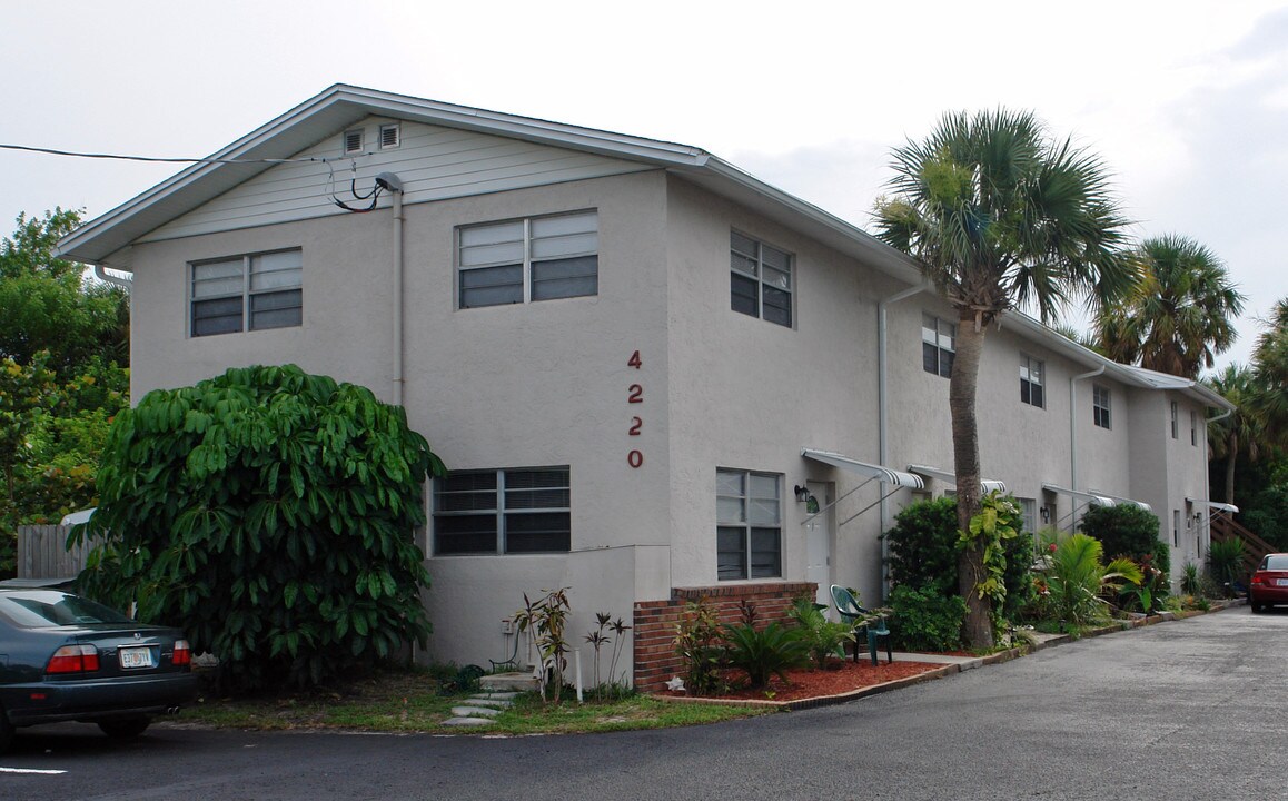 4220 NE Indian River Dr in Jensen Beach, FL - Building Photo