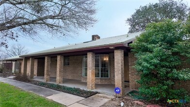 1235 Co Rd 390 in Hallettsville, TX - Foto de edificio - Building Photo