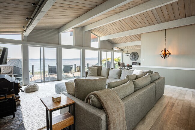 1455 Edwards Dr in Point Roberts, WA - Building Photo - Building Photo