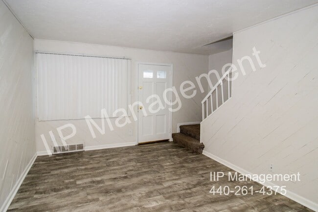450 Kenwood Dr in Euclid, OH - Foto de edificio - Building Photo