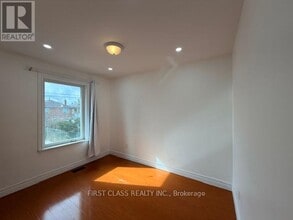 39 Lewiston Rd in Toronto, ON - Building Photo - Building Photo